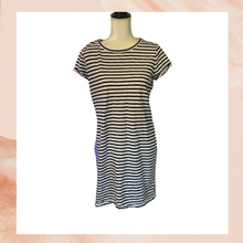 Cargue la imagen en el visor de la galería, GAP White &amp; Black Striped Short Sleeve T-Shirt Dress (Pre-Loved) Size Medium
