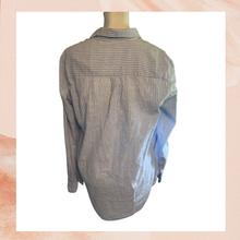 Laden Sie das Bild in den Galerie-Viewer. GAP Blue &amp; White Stripe Half Button-Up Collared Shirt (Pre-Loved) Size Medium
