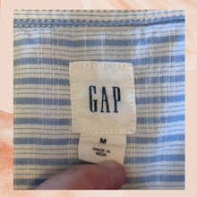 Laden Sie das Bild in den Galerie-Viewer. GAP Blue &amp; White Stripe Half Button-Up Collared Shirt (Pre-Loved) Size Medium
