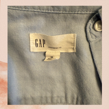 Load image into Gallery viewer, GAP Light Blue Boyfriend Fit Long Sleeve Button-Down Shirt (Pre-Loved) Medium
