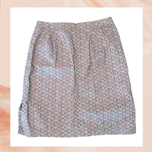 Carregue a imagem no visualizador da Galeria, GAP Stretch Lilac Floral Pull-On Mini Straight Skirt (Pre-Loved) Size 10
