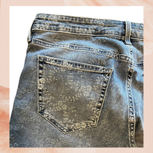 Carregue a imagem no visualizador da Galeria, Gap Medium Wash Distressed Girlfriend Jeans (Pre-Loved) Size 8
