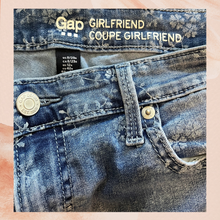 Carregue a imagem no visualizador da Galeria, Gap Medium Wash Distressed Girlfriend Jeans (Pre-Loved) Size 8
