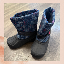 Cargue la imagen en el visor de la galería, Girls Floral Winter Snow Boots (Pre-Loved) Size 12
