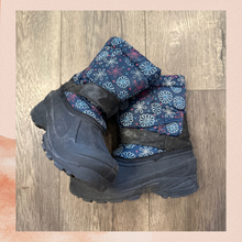 Cargue la imagen en el visor de la galería, Girls Floral Winter Snow Boots (Pre-Loved) Size 12
