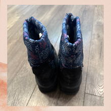 Cargue la imagen en el visor de la galería, Girls Floral Winter Snow Boots (Pre-Loved) Size 12
