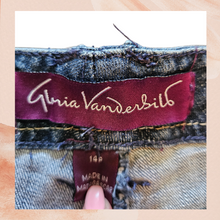 Carregue a imagem no visualizador da Galeria, Gloria Vanderbilt Dark Wash Capri Jeans (Pre-Loved) Size 14P
