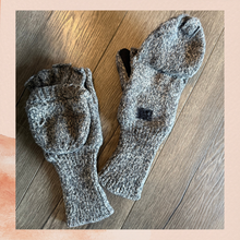 Carica l'immagine nel visualizzatore della galleria, Gray Fingerless Flap Knit Gloves (Pre-Loved) OS
