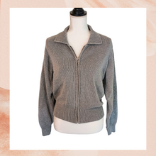 Laden Sie das Bild in den Galerie-Viewer. Gray Ribbed Knitted Front-Zip Sweater Jacket (Pre-Loved) Medium
