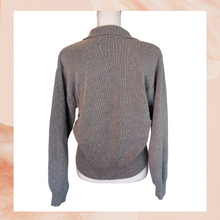 Carregue a imagem no visualizador da Galeria, Gray Ribbed Knitted Front-Zip Sweater Jacket (Pre-Loved) Medium
