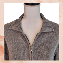 Laden Sie das Bild in den Galerie-Viewer. Gray Ribbed Knitted Front-Zip Sweater Jacket (Pre-Loved) Medium
