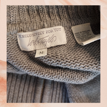 Carica l&#39;immagine nel visualizzatore della galleria, Gray Ribbed Knitted Front-Zip Sweater Jacket (Pre-Loved) Medium
