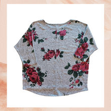 Load image into Gallery viewer, Gray Rose Print 3/4 Sleeve Lightweight Knit Top (Pre-Loved) 1X
