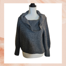 Cargue la imagen en el visor de la galería, Gray Chunky Knit Off Shoulder Cropped Sweater (Pre-Loved) See Measurements
