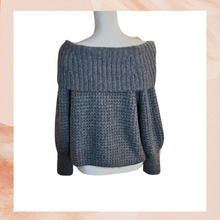 Cargue la imagen en el visor de la galería, Gray Chunky Knit Off Shoulder Cropped Sweater (Pre-Loved) See Measurements
