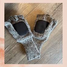 Carica l'immagine nel visualizzatore della galleria, Gray Fingerless Flap Knit Gloves (Pre-Loved) OS
