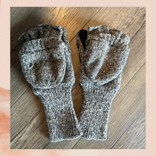 Carica l'immagine nel visualizzatore della galleria, Gray Fingerless Flap Knit Gloves (Pre-Loved) OS
