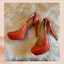 Carica l'immagine nel visualizzatore della galleria, Guess Coral Patent Leather Stiletto Platform Heels (Pre-Loved) Size 9M
