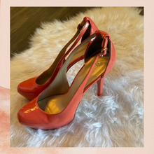 Carica l'immagine nel visualizzatore della galleria, Guess Coral Patent Leather Stiletto Platform Heels (Pre-Loved) Size 9M
