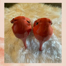 Carica l'immagine nel visualizzatore della galleria, Guess Coral Patent Leather Stiletto Platform Heels (Pre-Loved) Size 9M
