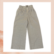 Cargue la imagen en el visor de la galería, H&amp;M Gray &amp; White Striped Cropped Wide Leg Pants (Pre-Loved) Size 4
