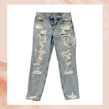 Carregue a imagem no visualizador da Galeria, H&amp;M Light Wash Super Distressed Skinny Ankle Jeans (Pre-Loved) Size 4
