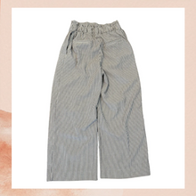 Cargue la imagen en el visor de la galería, H&amp;M Gray &amp; White Striped Cropped Wide Leg Pants (Pre-Loved) Size 4
