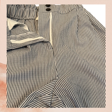 Cargue la imagen en el visor de la galería, H&amp;M Gray &amp; White Striped Cropped Wide Leg Pants (Pre-Loved) Size 4
