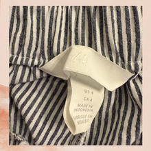 Cargue la imagen en el visor de la galería, H&amp;M Gray &amp; White Striped Cropped Wide Leg Pants (Pre-Loved) Size 4
