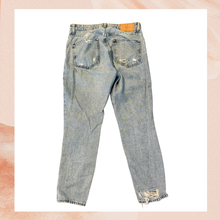 Carregue a imagem no visualizador da Galeria, H&amp;M Light Wash Super Distressed Skinny Ankle Jeans (Pre-Loved) Size 4
