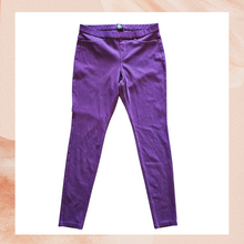 Laden Sie das Bild in den Galerie-Viewer. Hue Eggplant Purple Skinny Denim Ankle Jeggings (Pre-Loved) Large
