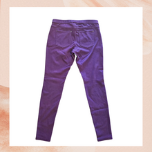 Carregue a imagem no visualizador da Galeria, Hue Eggplant Purple Skinny Denim Ankle Jeggings (Pre-Loved) Large
