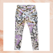 Chargez l&#39;image dans la visionneuse de la galerie, Hue Gray Floral Denim Skinny Ankle Jeggings (Pre-Loved) Large
