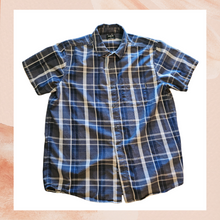 Carica l&#39;immagine nel visualizzatore della galleria, Hurley Navy Short Sleeve Plaid Button-Down Shirt (Pre-Loved) Large
