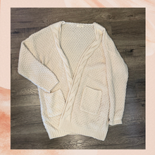 Laden Sie das Bild in den Galerie-Viewer. Illa Illa Cream Crochet Knit Cardigan Sweater (Pre-Loved) M/L
