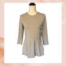 Laden Sie das Bild in den Galerie-Viewer. Isaac Mizrahi Soft Gray 3/4 Sleeve Peplum T-Shirt (Pre-Loved) Size Medium
