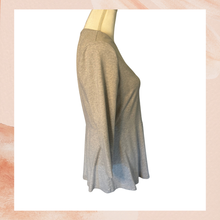 Laden Sie das Bild in den Galerie-Viewer. Isaac Mizrahi Soft Gray 3/4 Sleeve Peplum T-Shirt (Pre-Loved) Size Medium
