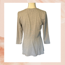 Laden Sie das Bild in den Galerie-Viewer. Isaac Mizrahi Soft Gray 3/4 Sleeve Peplum T-Shirt (Pre-Loved) Size Medium
