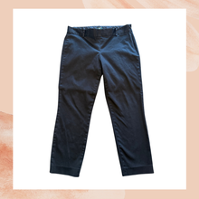 Carregue a imagem no visualizador da Galeria, J. Crew Black Stretch City Fit Cropped Pants (Pre-Loved) Size 6
