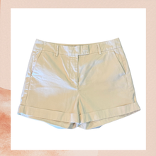 Carregue a imagem no visualizador da Galeria, J. Crew Light Khaki Casual Cuffed Chino Shorts NWT Size 8
