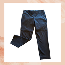 Carregue a imagem no visualizador da Galeria, J. Crew Black Stretch City Fit Cropped Pants (Pre-Loved) Size 6
