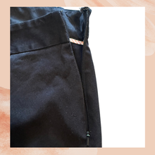 Carregue a imagem no visualizador da Galeria, J. Crew Black Stretch City Fit Cropped Pants (Pre-Loved) Size 6
