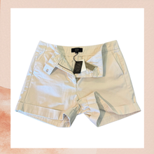 Carregue a imagem no visualizador da Galeria, J. Crew Light Khaki Casual Cuffed Chino Shorts NWT Size 8
