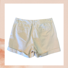 Carregue a imagem no visualizador da Galeria, J. Crew Light Khaki Casual Cuffed Chino Shorts NWT Size 8
