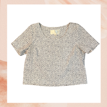 Cargue la imagen en el visor de la galería, JOA LA Off White and Black Cropped Abstract Print Shortsleeve Blouse (Pre-loved) Size S
