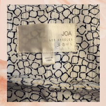 Cargue la imagen en el visor de la galería, JOA LA Off White and Black Cropped Abstract Print Shortsleeve Blouse (Pre-loved) Size S

