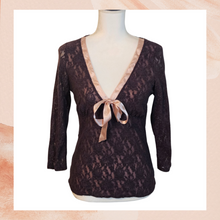 Carregue a imagem no visualizador da Galeria, J Peterman Company Brown &amp; Pink Lace Fitted Blouse (Pre-Loved) Size 12
