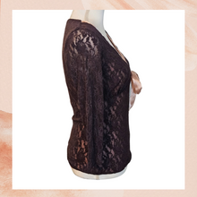 Carregue a imagem no visualizador da Galeria, J Peterman Company Brown &amp; Pink Lace Fitted Blouse (Pre-Loved) Size 12
