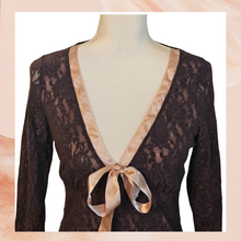 Carregue a imagem no visualizador da Galeria, J Peterman Company Brown &amp; Pink Lace Fitted Blouse (Pre-Loved) Size 12
