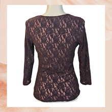 Carregue a imagem no visualizador da Galeria, J Peterman Company Brown &amp; Pink Lace Fitted Blouse (Pre-Loved) Size 12
